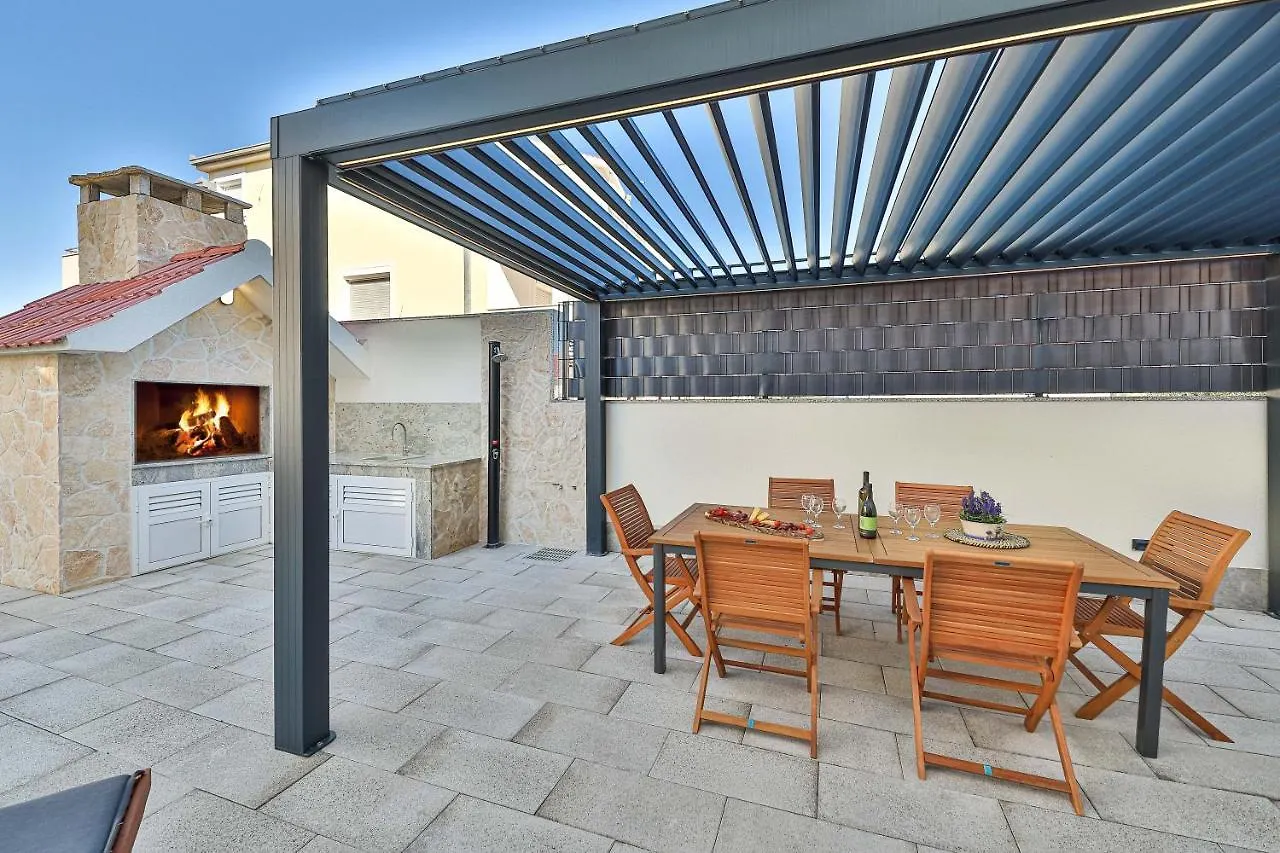 Luxury Apartment Pia With Swimming Pool And Grill Trogir