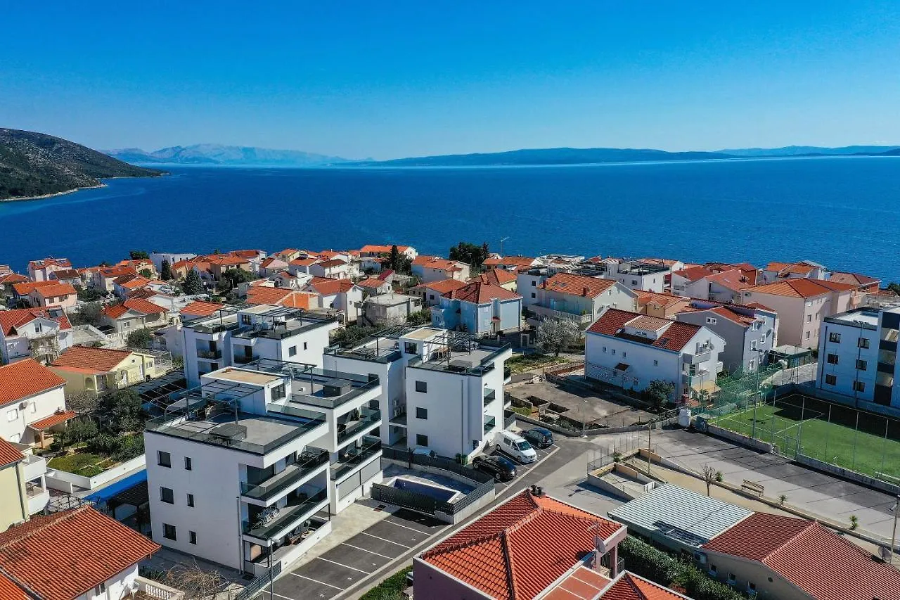 Luxury Apartment Pia With Swimming Pool And Grill Trogir