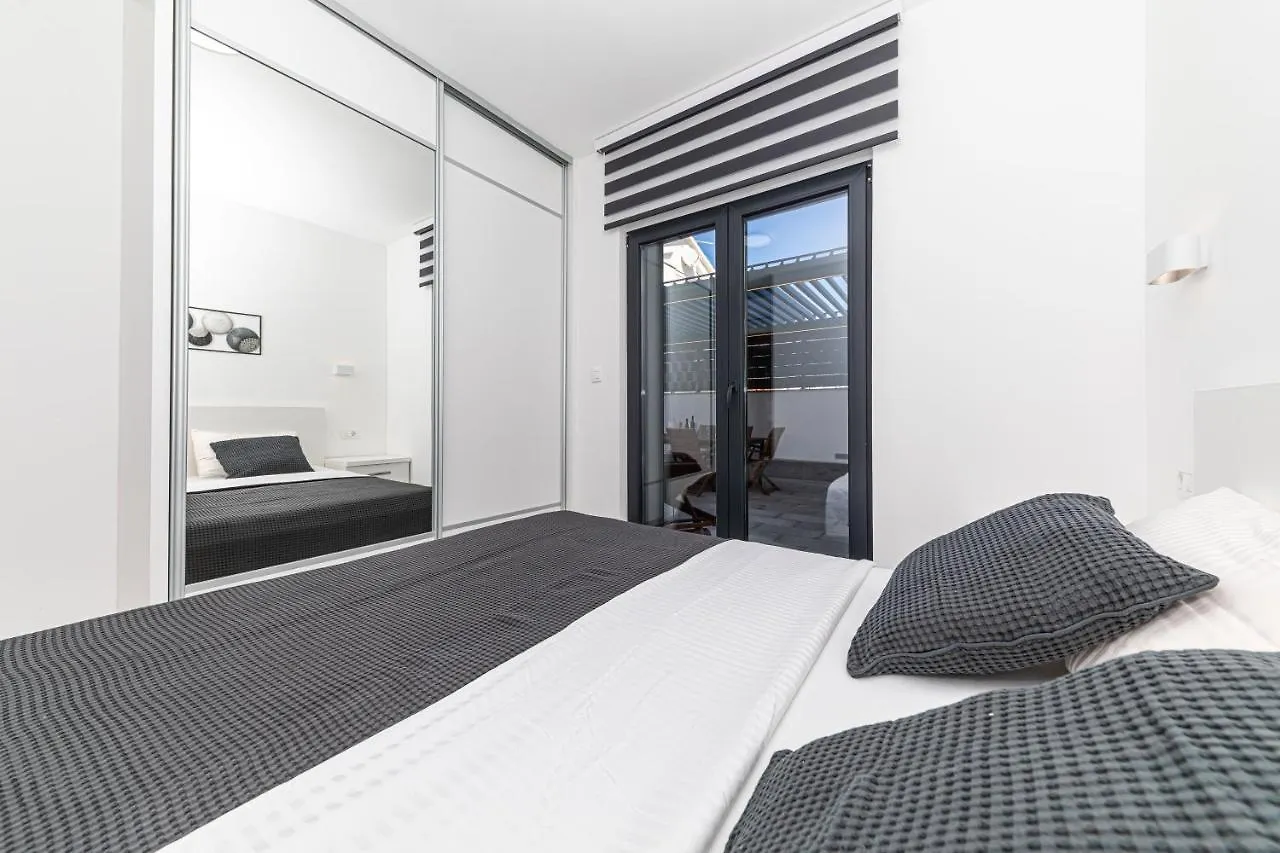 Luxury Apartment Pia With Swimming Pool And Grill Trogir