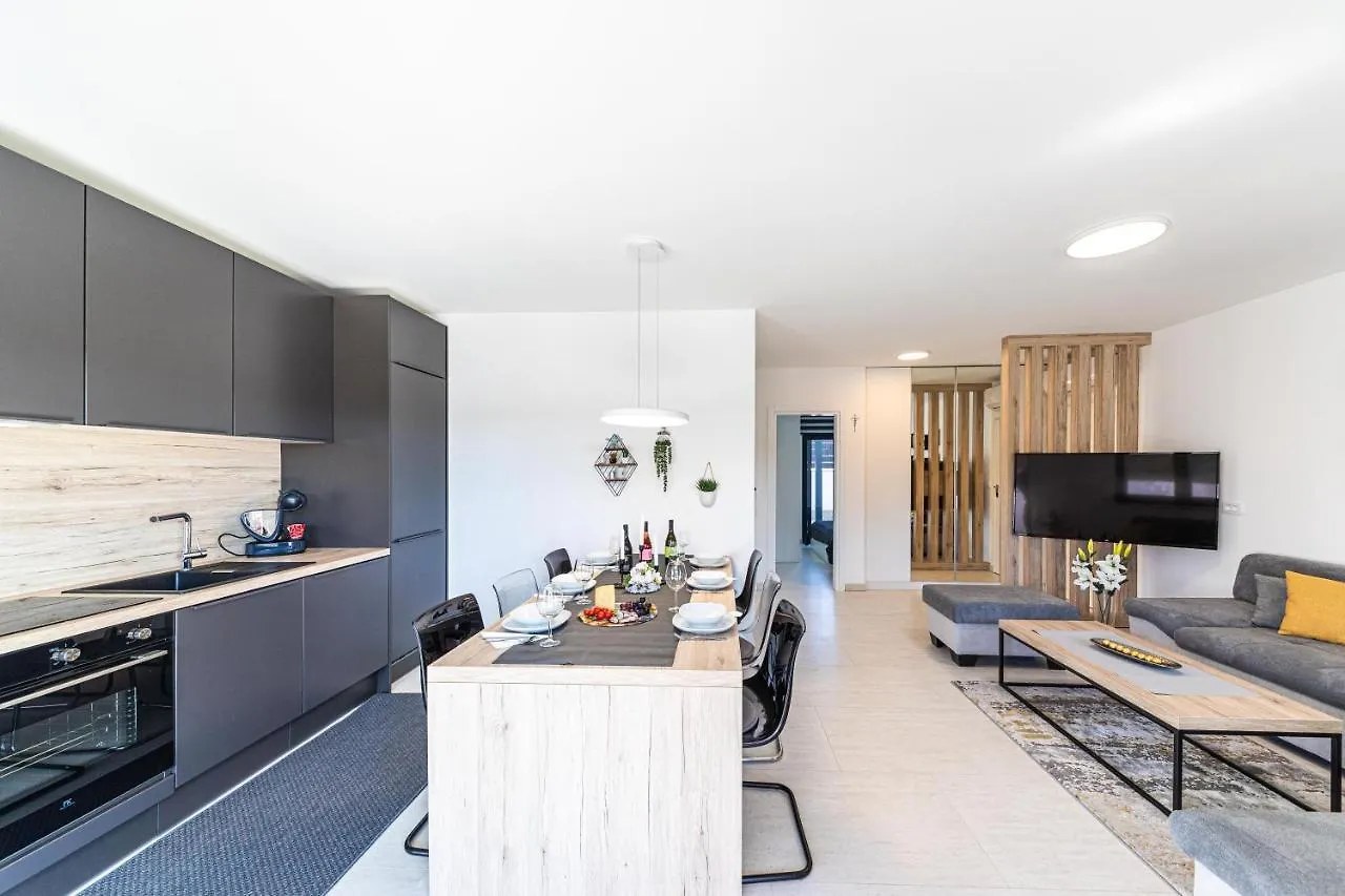 Luxury Apartment Pia With Swimming Pool And Grill Trogir