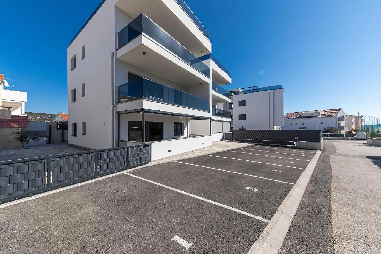 Luxury Apartment Pia With Swimming Pool And Grill Trogir