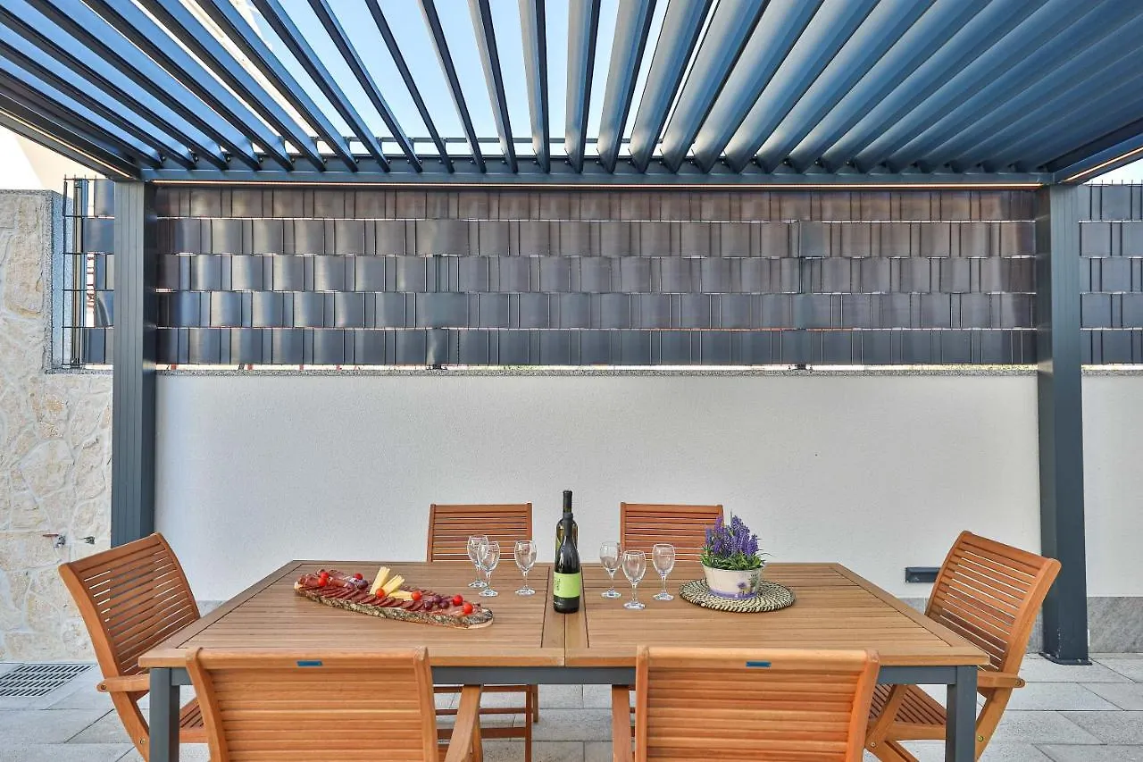 Luxury Apartment Pia With Swimming Pool And Grill Trogir