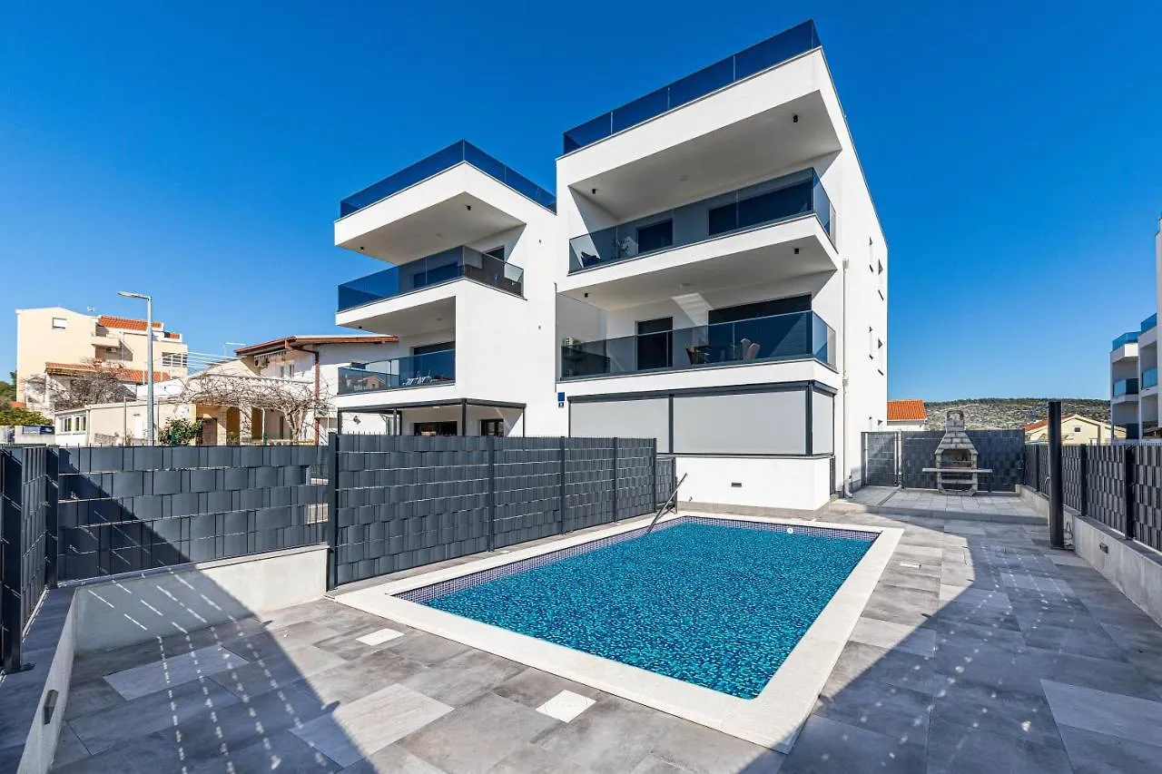 Luxury Apartment Pia With Swimming Pool And Grill Trogir