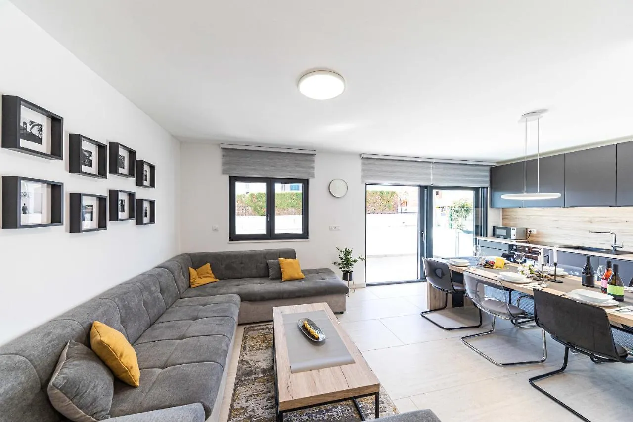 Luxury Apartment Pia With Swimming Pool And Grill Trogir