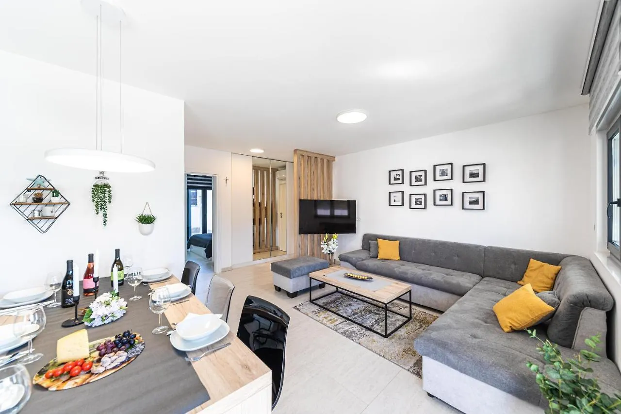 Luxury Apartment Pia With Swimming Pool And Grill Trogir