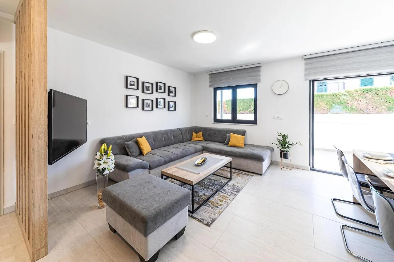 Luxury Apartment Pia With Swimming Pool And Grill Trogir