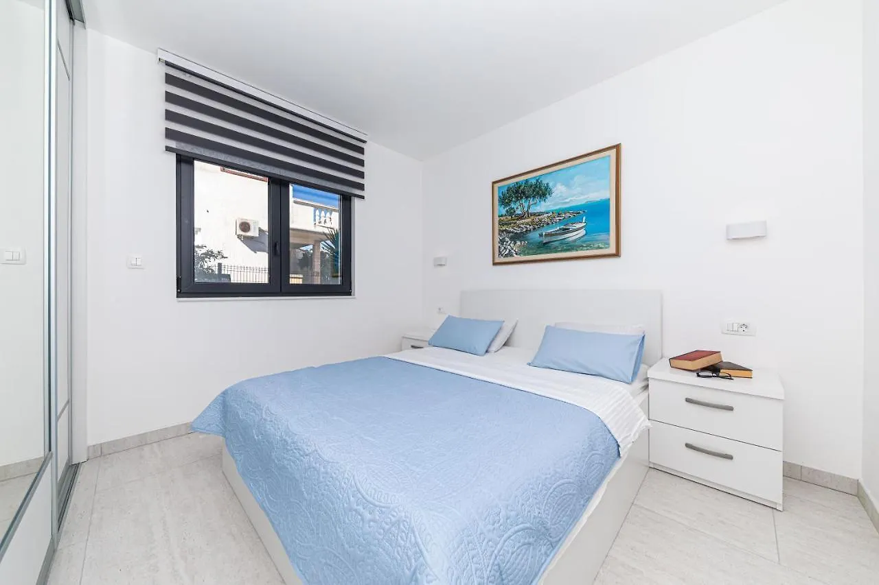 Luxury Apartment Pia With Swimming Pool And Grill Trogir