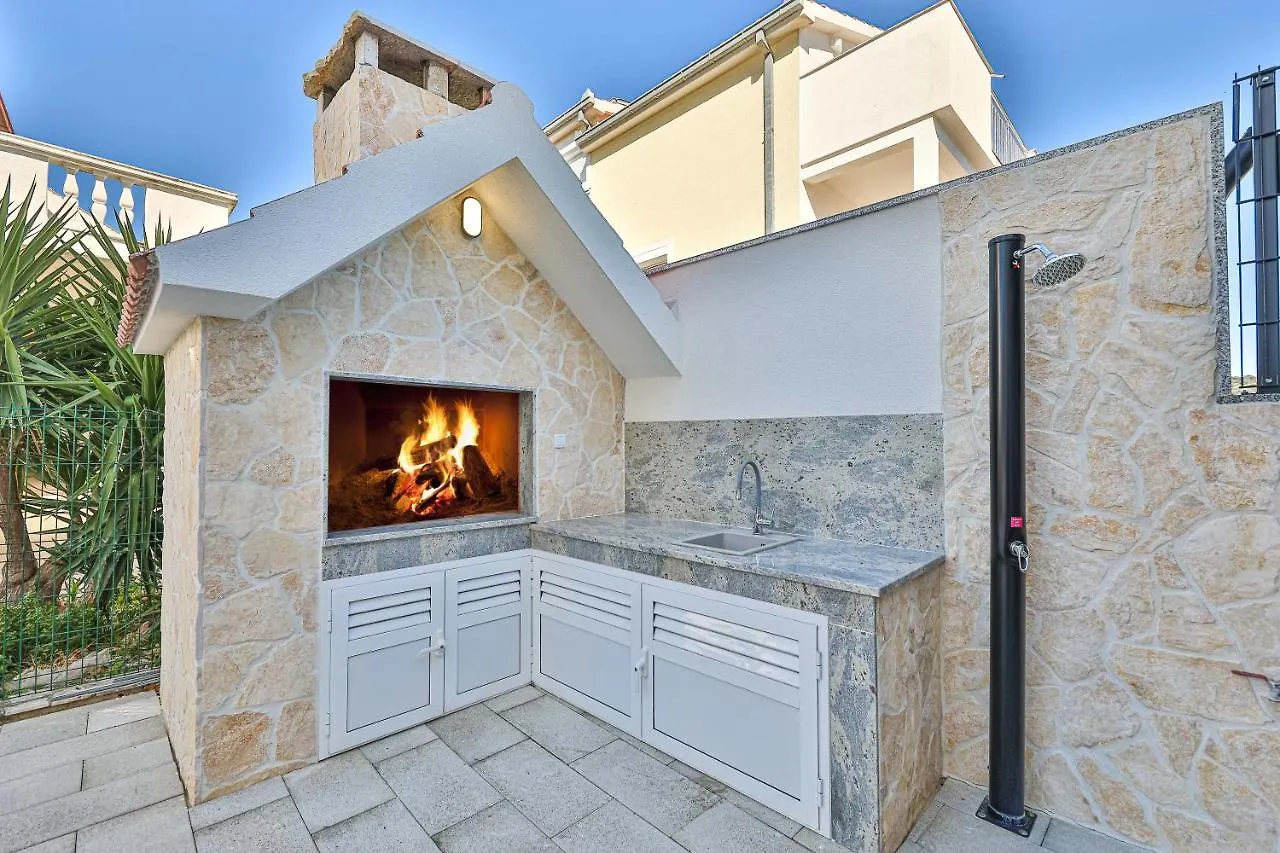 Luxury Apartment Pia With Swimming Pool And Grill Trogir