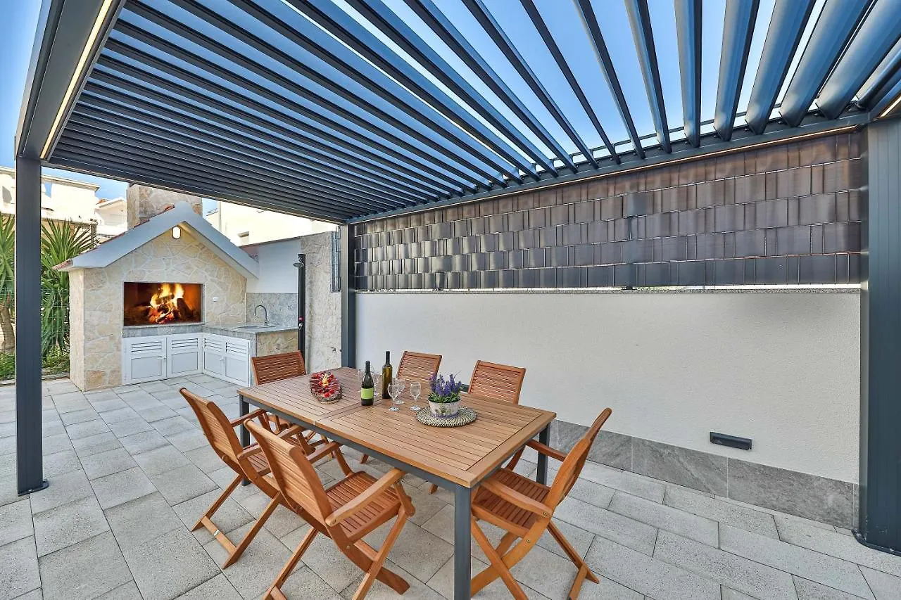 Luxury Apartment Pia With Swimming Pool And Grill Trogir